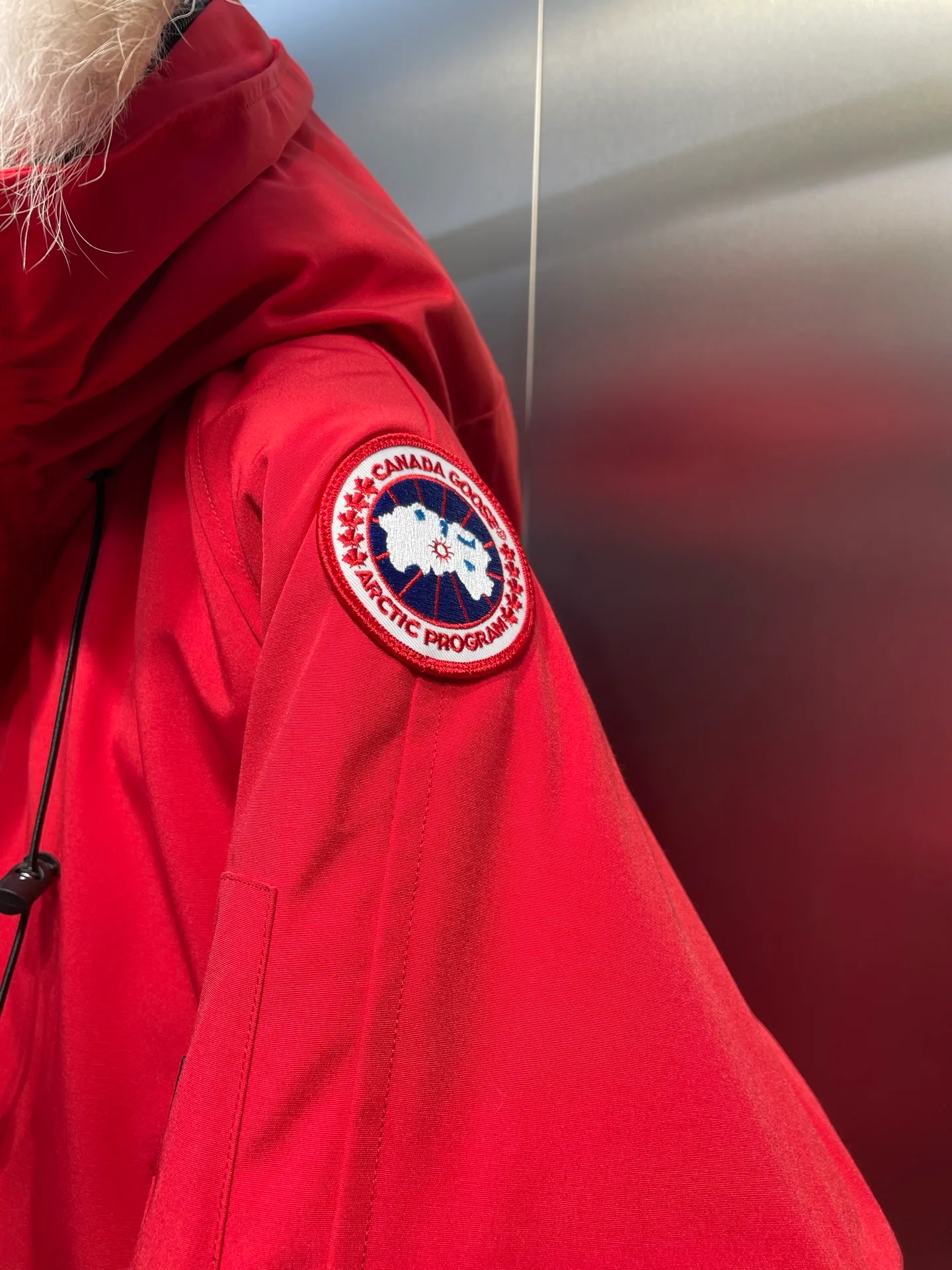 P760 high-end version Canada Goose Canada Goose #Chilliwack 7999M bomber jacket short down jacket/01 model #Men and Women Same Style# ➖ Genuine synchronous anti-counterfeiting chip sensor! ➖ Imported 21S polyester-cotton blended original fabric [last year’s 16S/18S hard fabrics have been completely eliminated, this year all use 21S genuine synchronous fabrics, the soft mid-strap feels delicate and textured], genuine synchronous Feather-Light 10D waterproof coating fabric, made of 84.5 polyester fiber and 15.5 cotton, 100% the best feel in the entire network! ➖ The genuine official website is synchronized with the national standard 80 white duck down, you can check the official website customer service, there will never be a series of misleading claims such as 90 down or goose down! ➖ Using the best nylon lining with double double-layer sealing design, velvet-proof No. 7 needle + grid-filled down ready-made garments, there is 100% no so-called velvet running! ➖ The cuffs are designed with thickened seamless threads, and the collar and pockets are lined with top-quality polar fleece to keep you warm and comfortable! ➖ Yoshida YKK provides original custom-made electroplated sliders. YKK two-way lockable zippers are tight and smooth and will not peel off paint! ➖ 3M composite guarantees that the Velcro is the same as the original, durable, and all accessories and hardware are custom-made! ➖ Imported BEHRINGER embroidery machine to customize the 10,000-needle embroidery logo, 98% of which can be reproduced to restore the original logo. You can check and compare on the official website! ➖ The fur collars are all made of large pieces of Western Canadian blue wolf hide, ensuring that each fur collar is 13-15cm wide!   Size:XS-XXL